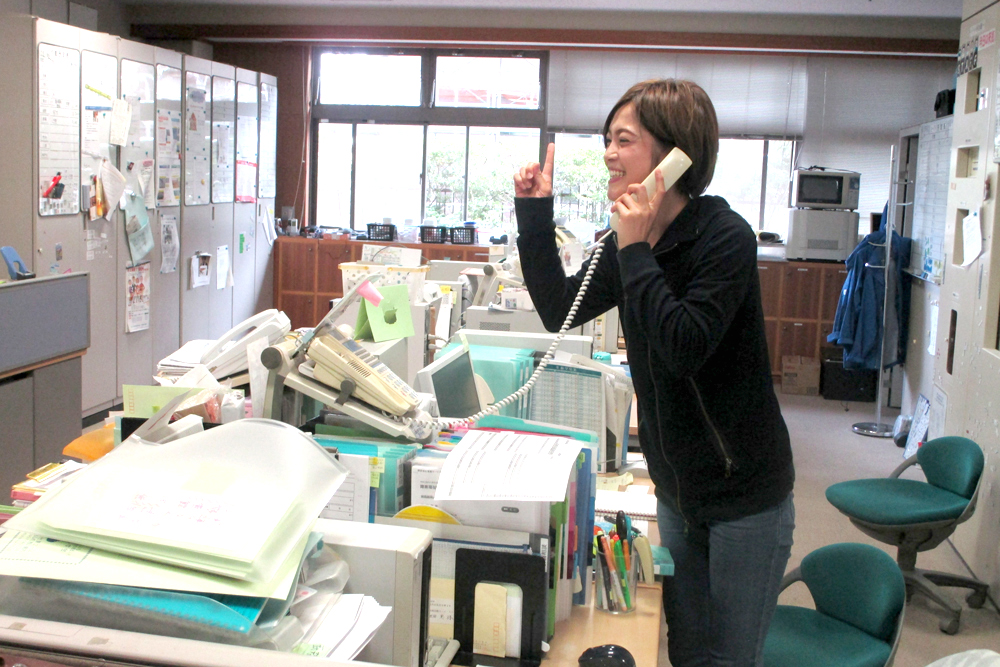電話対応をするスタッフの写真