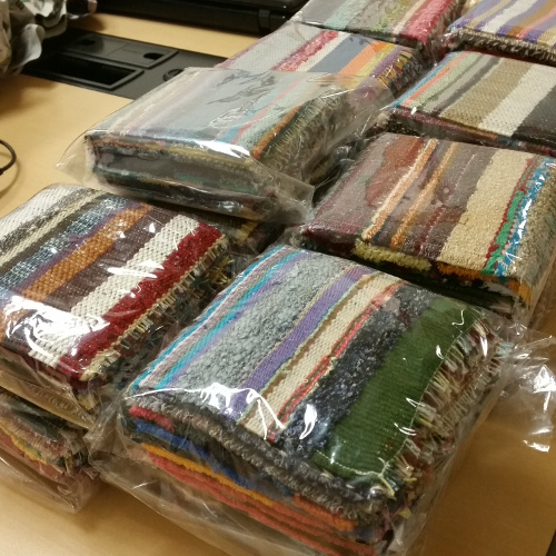 【航】さをり織りコースターをお手土産品に使っていただきました