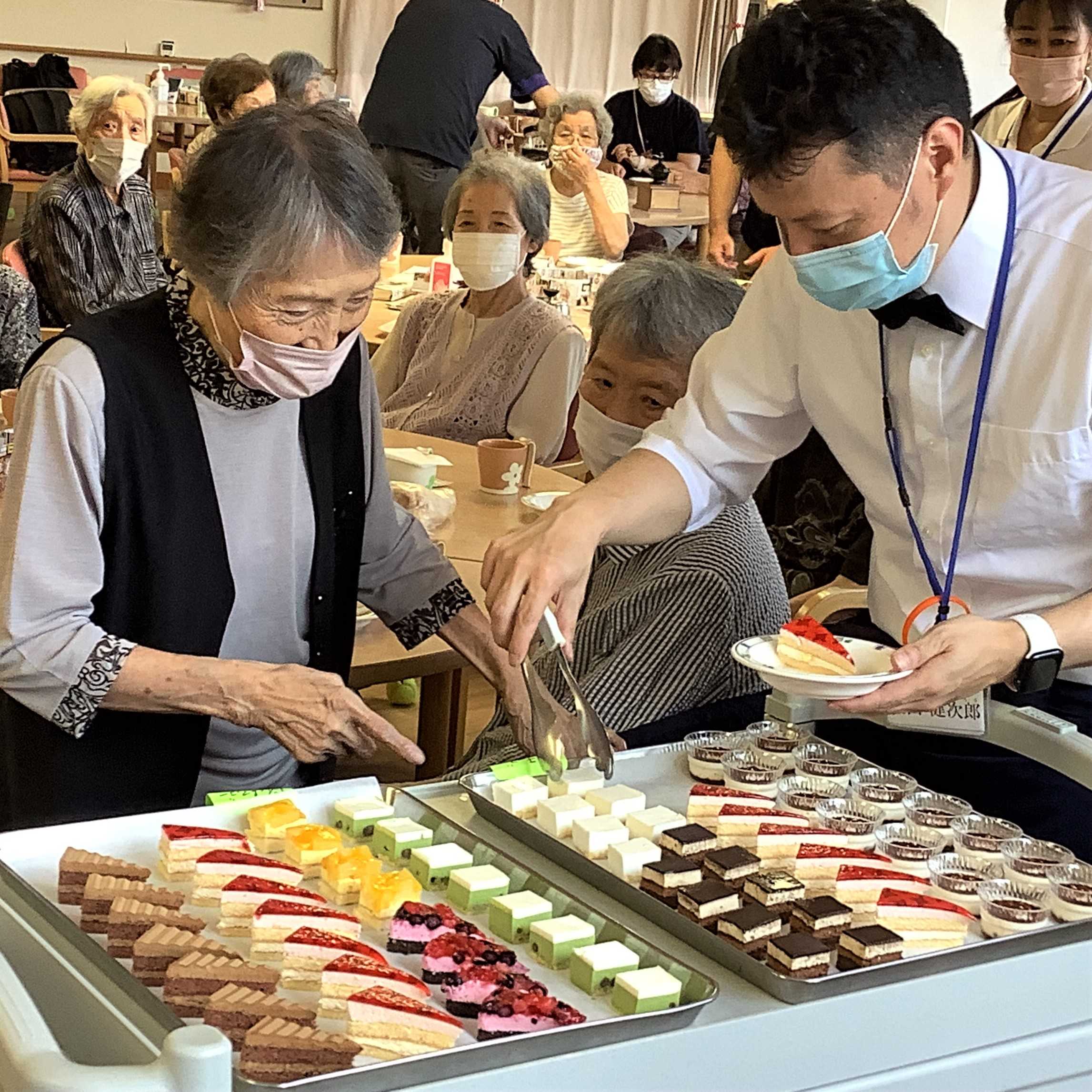 【釜利谷地域ケアプラザ】7月　淹れたて珈琲とケーキバイキング