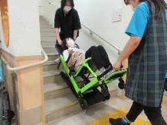 【柳町地域ケアプラザ】柳町デイサービス　11月　階段昇降車椅子導入！