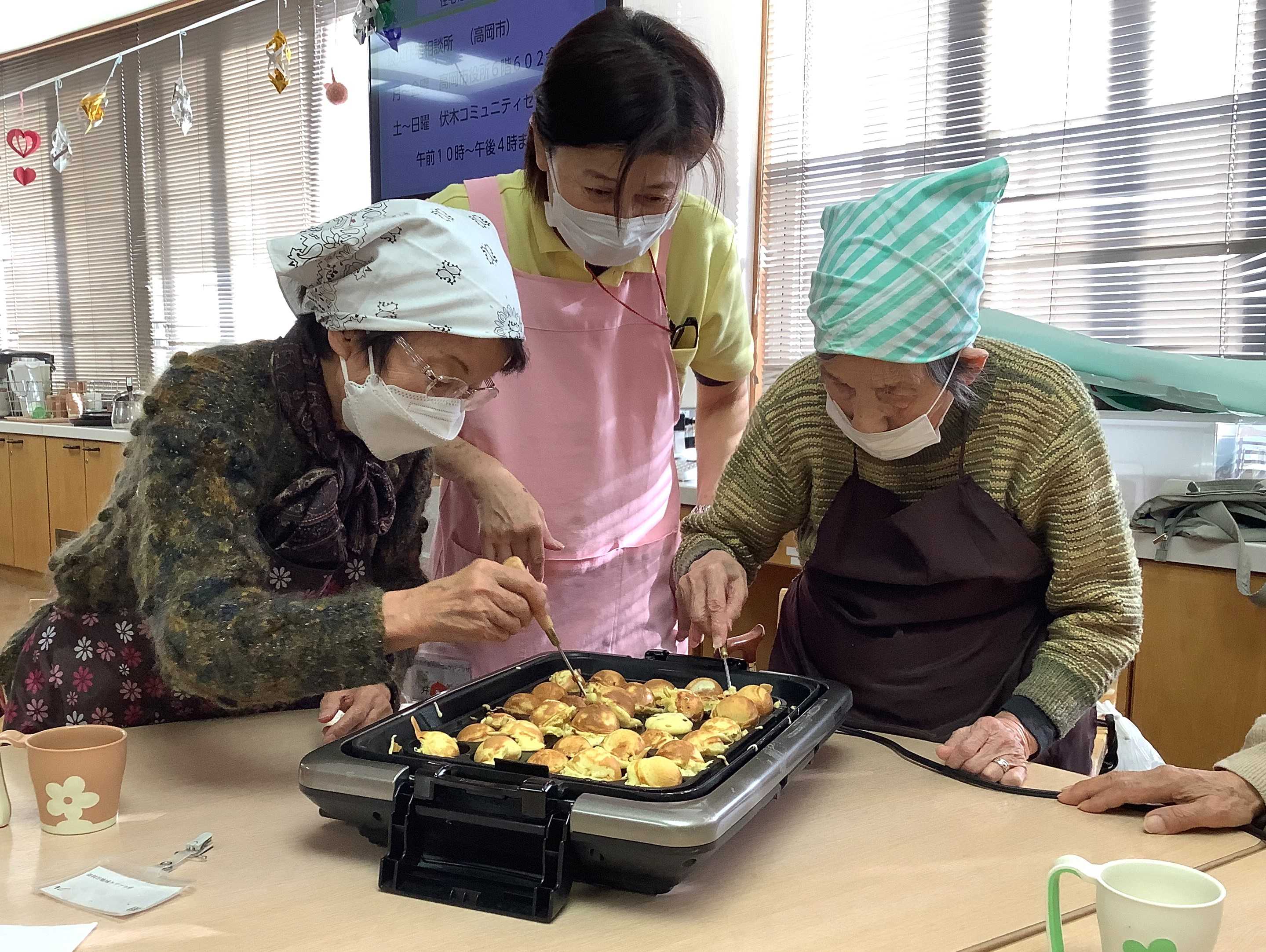 【釜利谷地域ケアプラザ】1月　おやつレク　～カステラボールづくり～