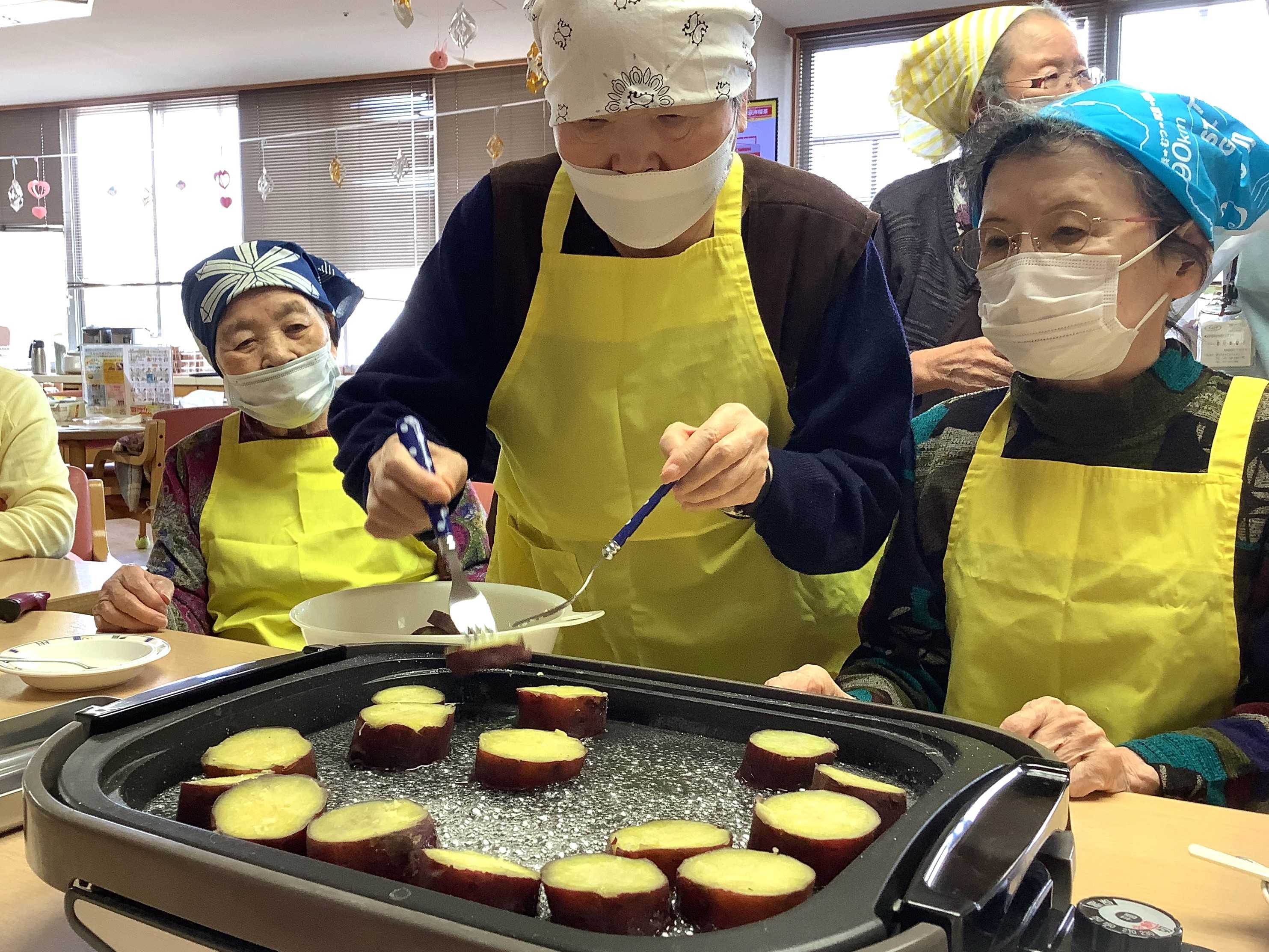 【釜利谷地域ケアプラザ】5月　おやつレク（さつま芋ブリュレ）