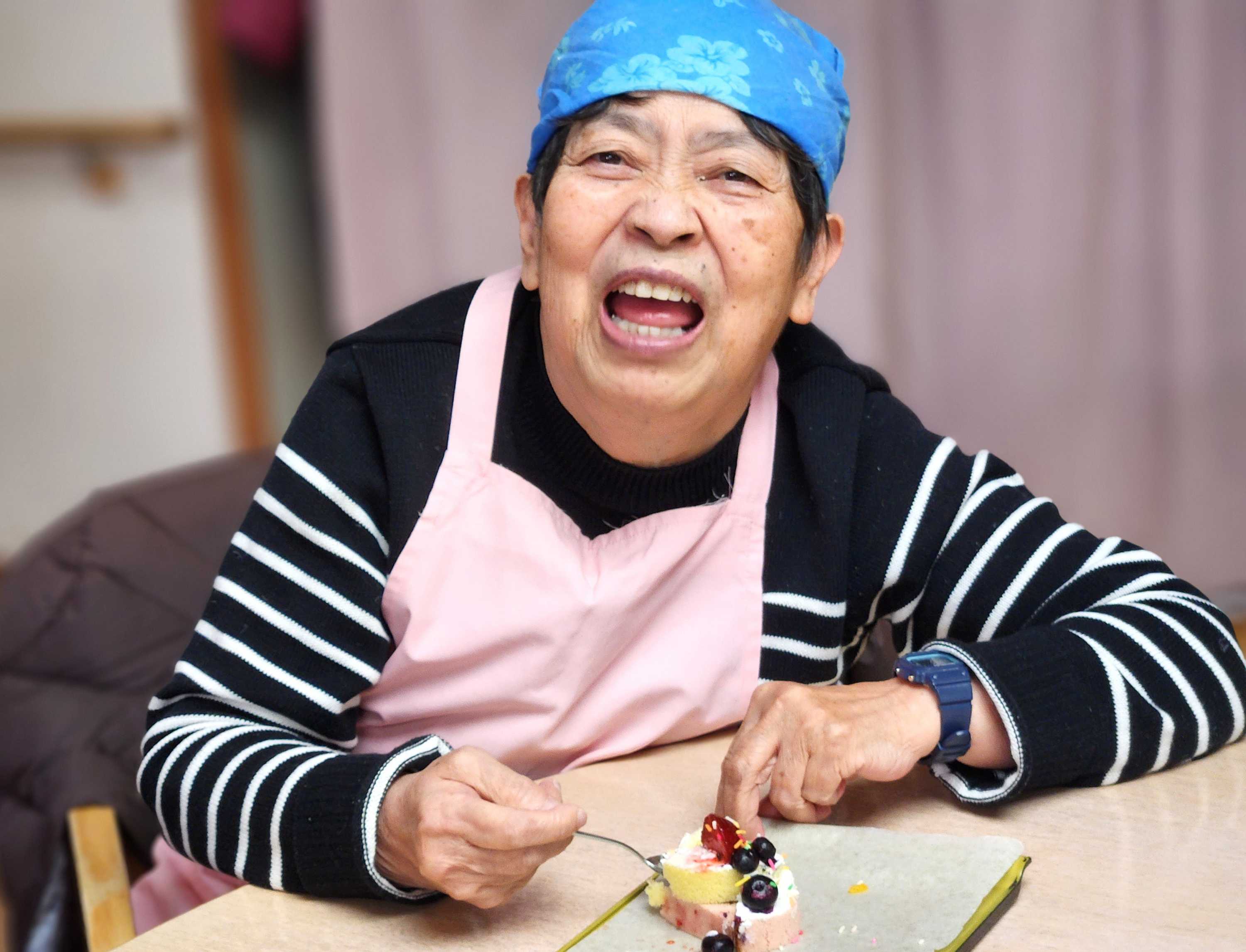 【釜利谷地域ケアプラザ】12月　おやつレク　クリスマスロールケーキ