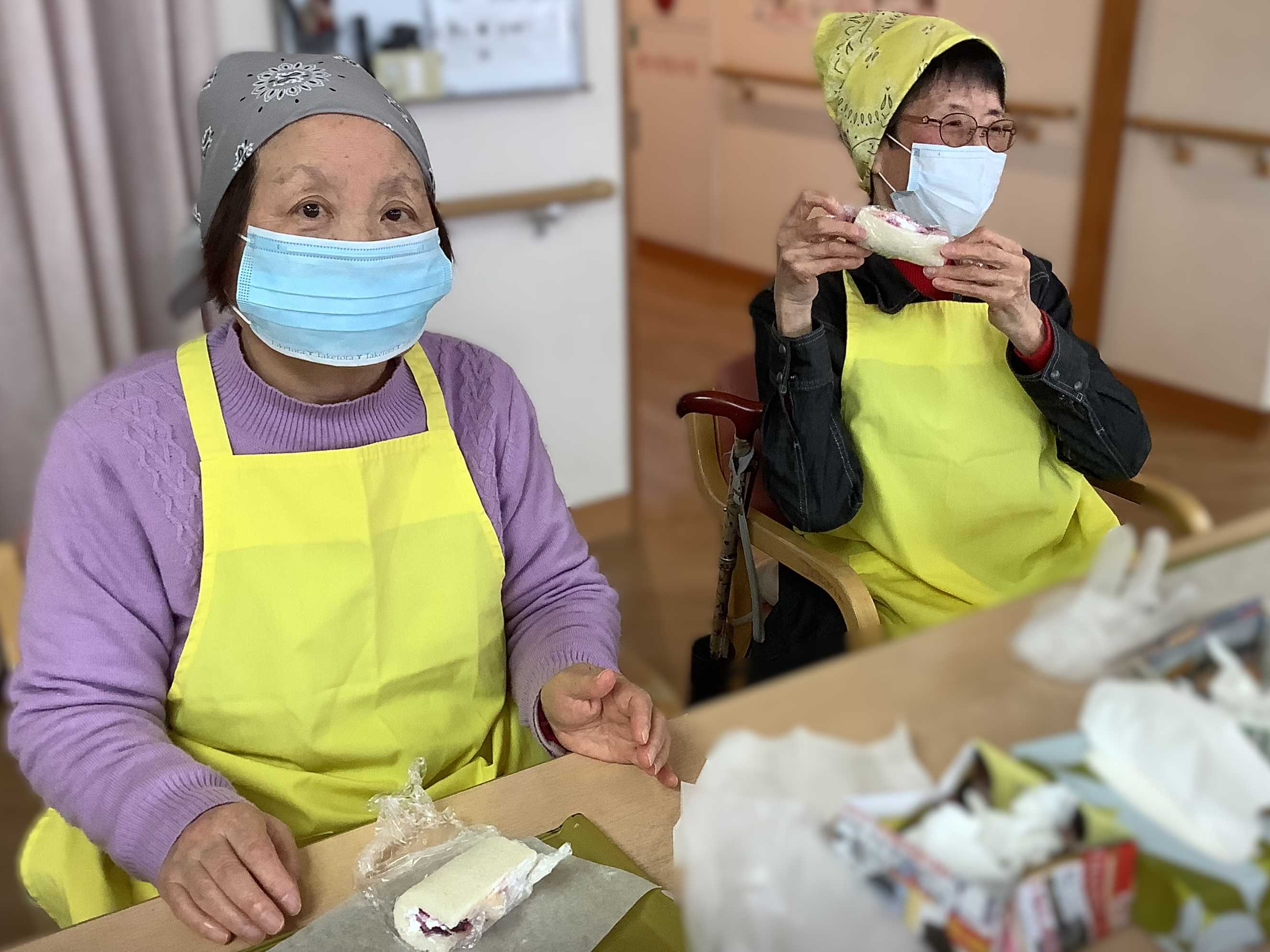 【釜利谷地域ケアプラザ】1月　おやつレク　～まきまきフルーツサンド～