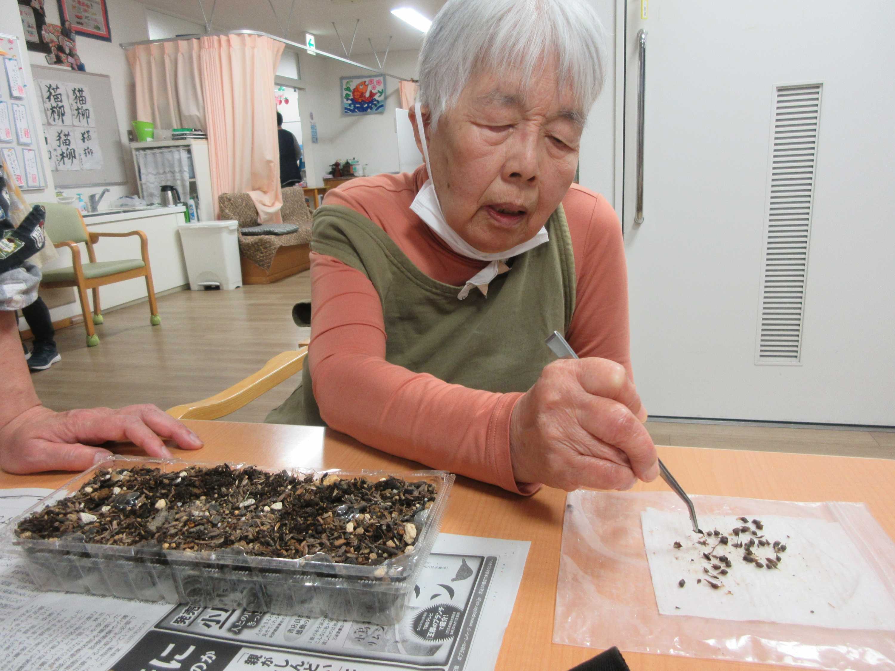 【柳町地域ケアプラザ】デイサービス　園芸サークル　テラスに和風ガーデンを・・初めの一歩