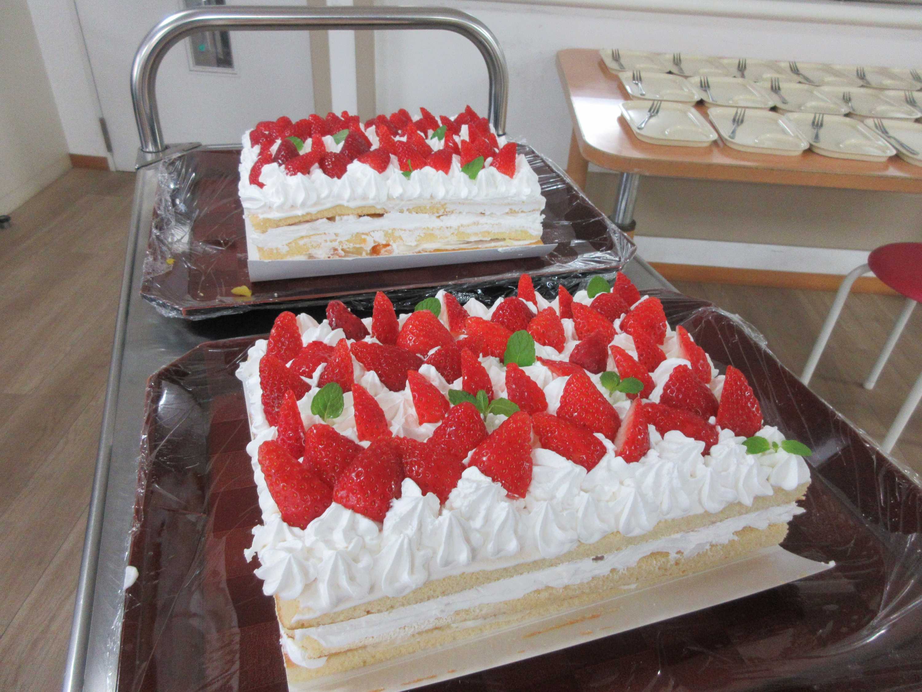 【柳町地域ケアプラザ】デイサービス　おやつ　ショートケーキの日