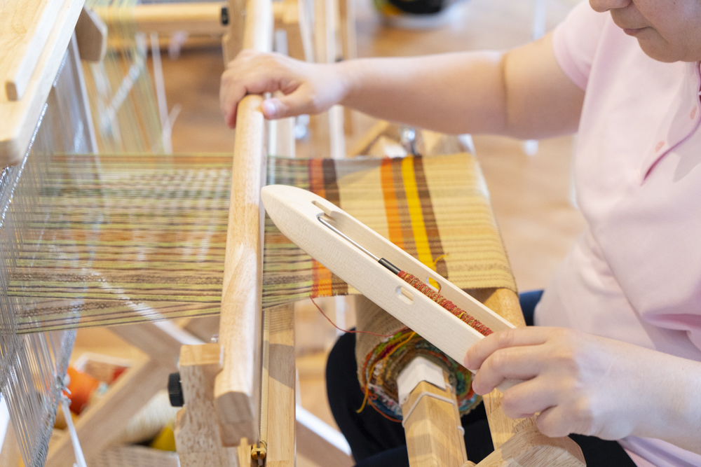 布製品を制作する利用者さんの様子