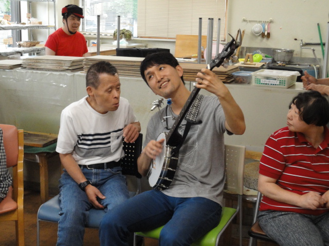 一緒に農作業するスタッフと利用者さん