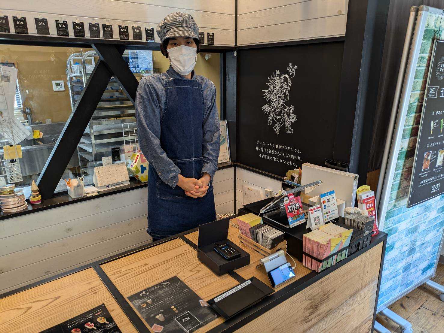 チョコレートをカットする利用者さん
