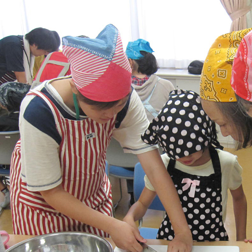 地域の子供達の料理教室の様子