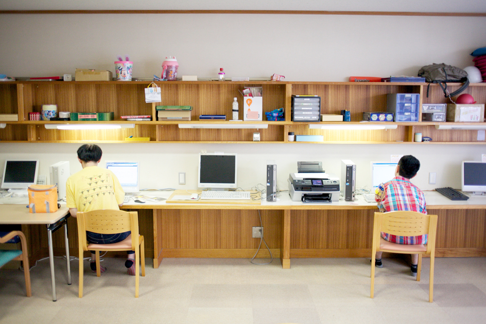 活動をする利用者さんの後ろ姿の写真