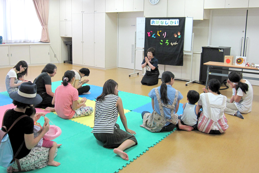 地域のママと子供が集まってのおはなしかいの様子