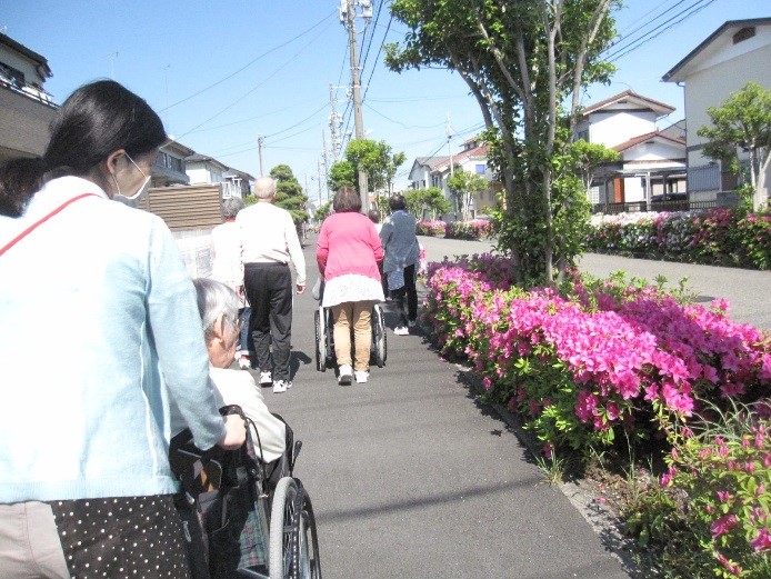 お散歩の利用者さんとスタッフの様子