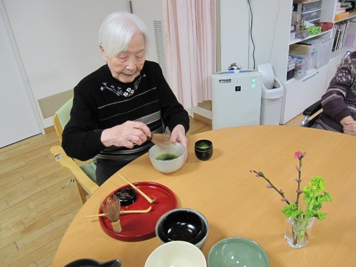 お茶をたてる利用者さんの様子