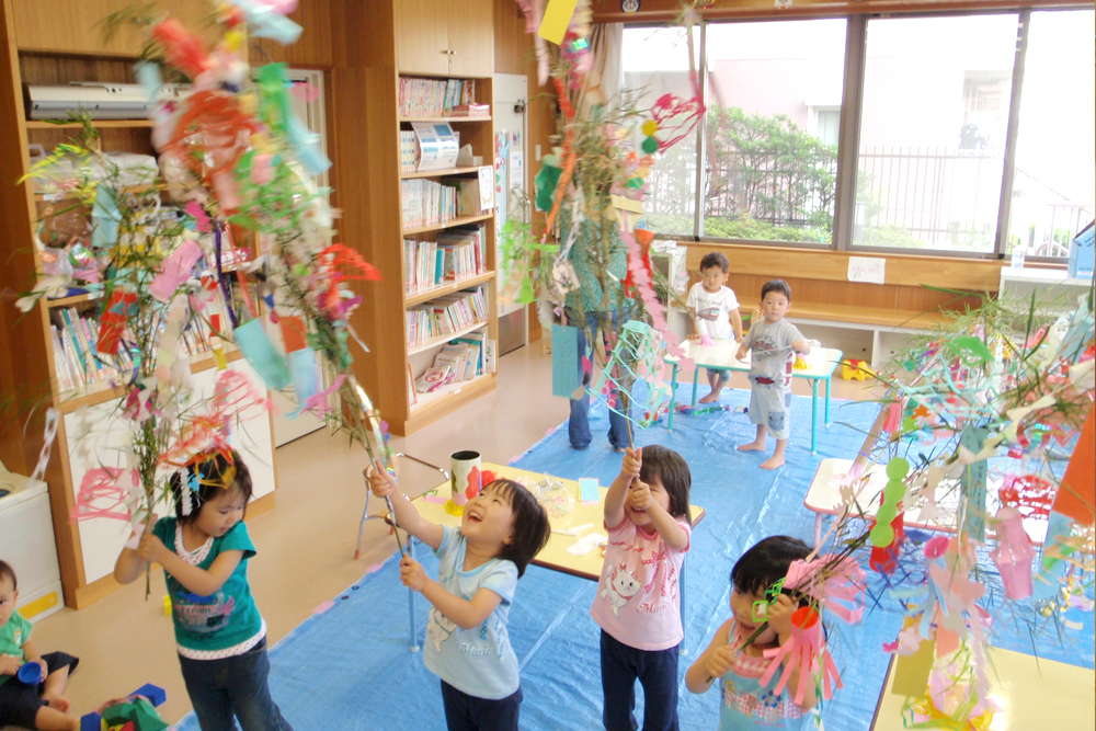 おもちゃ文庫で遊ぶ子供達の様子