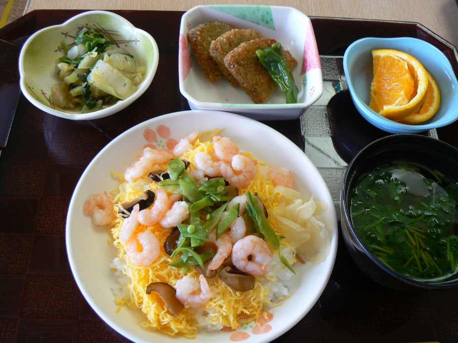 七夕ランチです。メニューはちらしずし、すまし汁、黒はんぺんフライ、白菜の和え物、オレンジです。おいしそう!