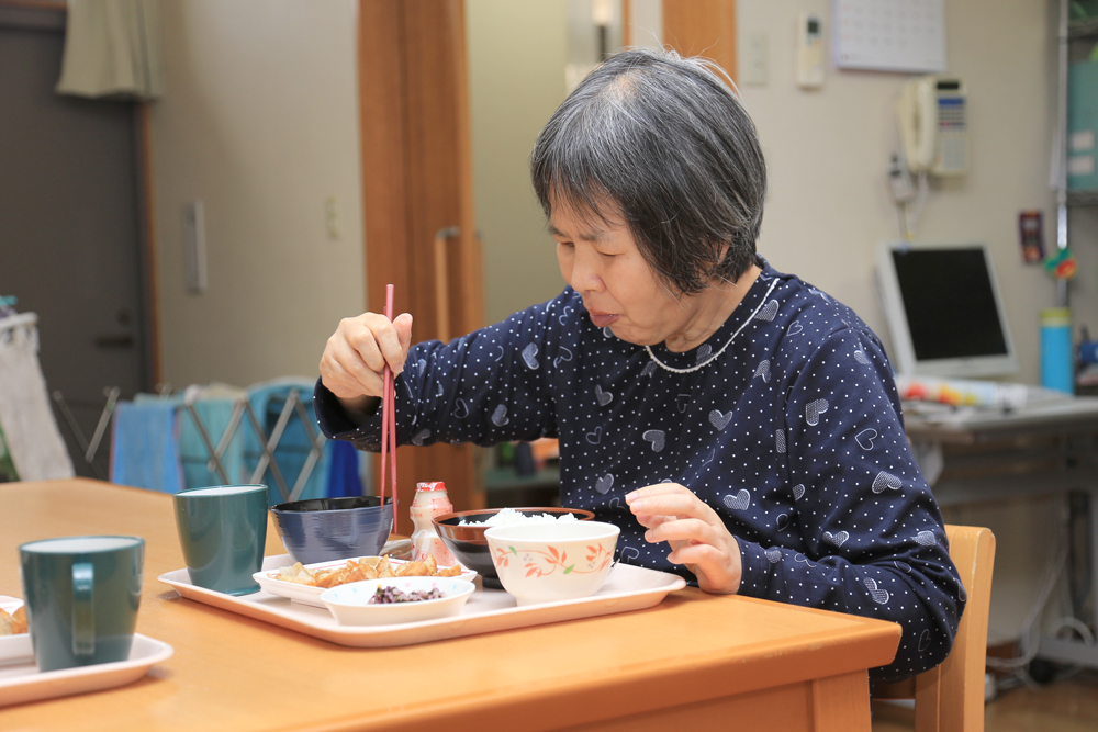 食事をとる利用者さんの様子