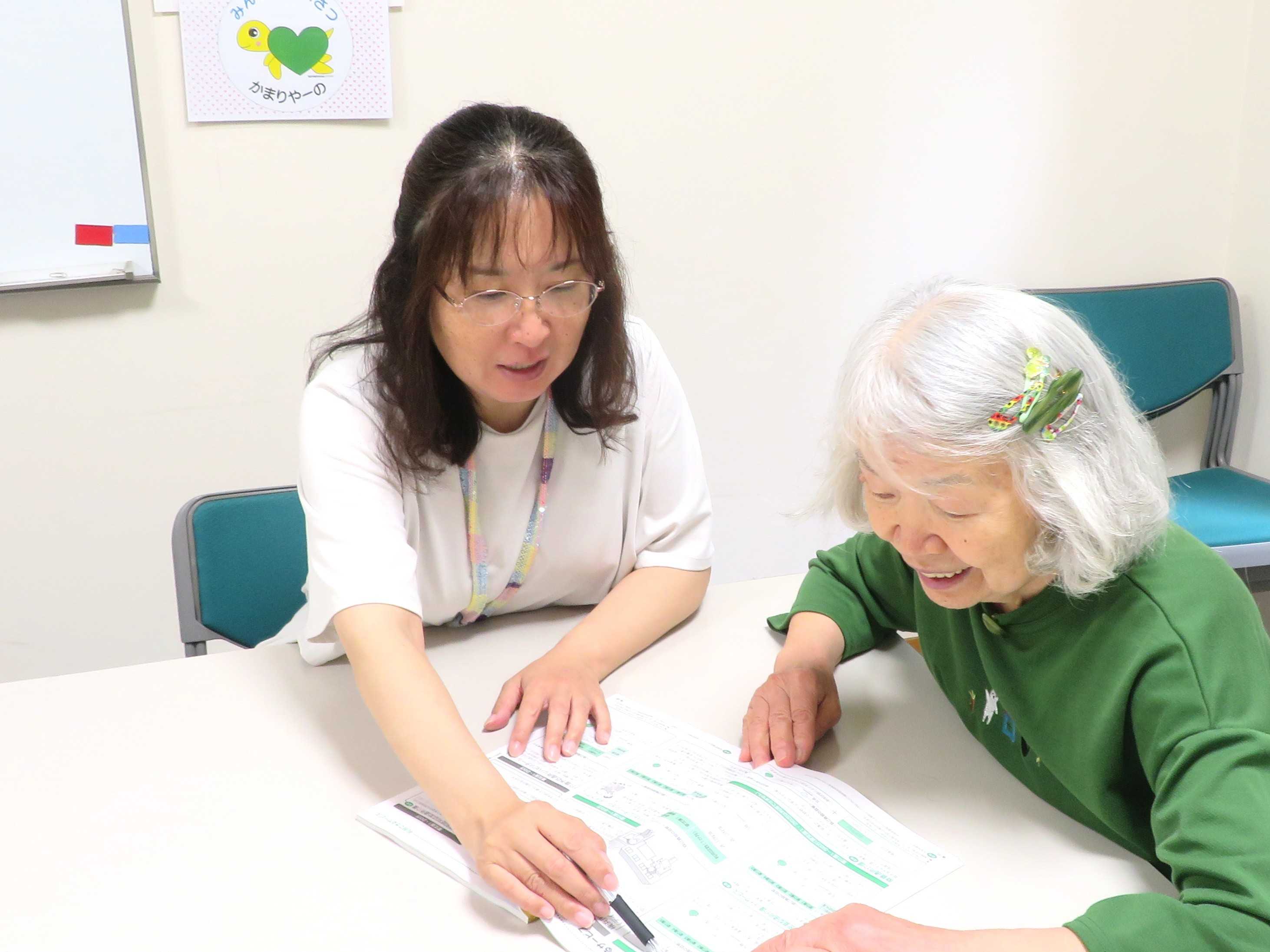 保健師や看護師、社会福祉士など専門知識を持ったスタッフが相談に乗っている様子